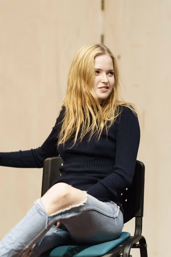 Ellie Bamber Photo