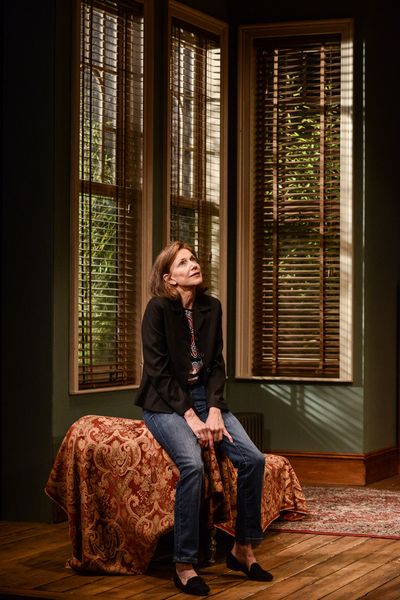 Belinda Lang Photo