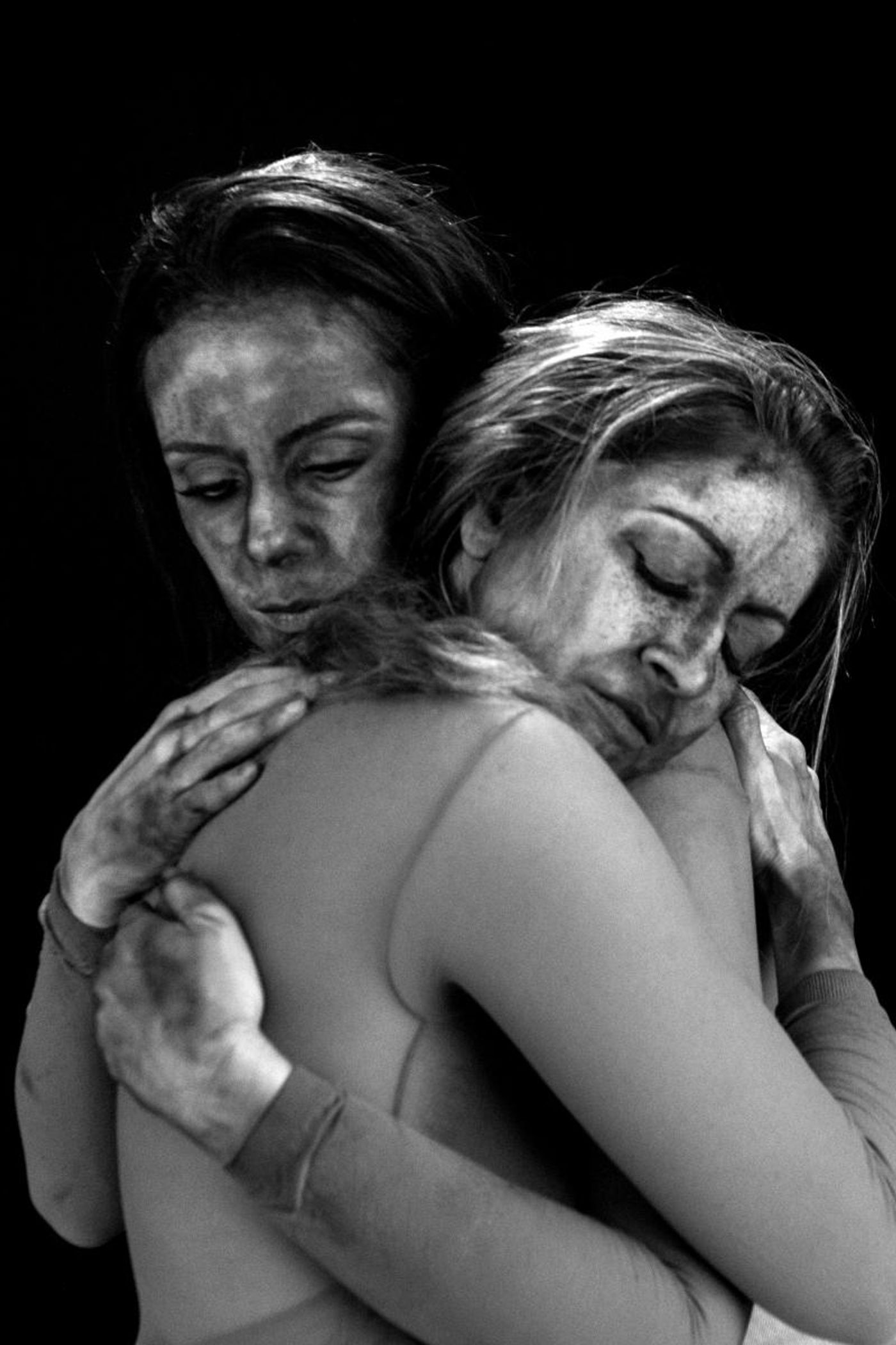 BWW Previews: Vanessa Gerbelli and Alessandra Verney Sing the Wishes and Memories Inside the Prison in the Musical DO OUTRO LADO  Image