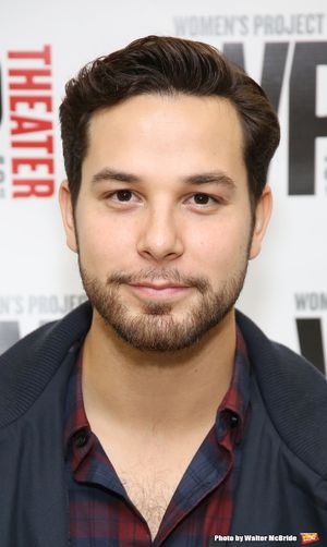 Skylar Astin Photo