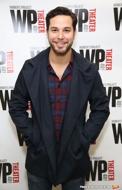 Skylar Astin Photo