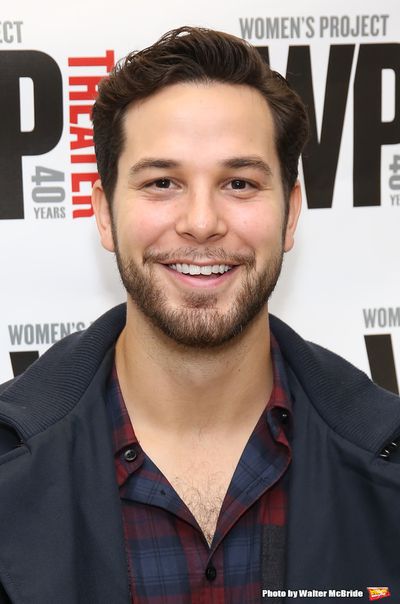 Skylar Astin  Photo