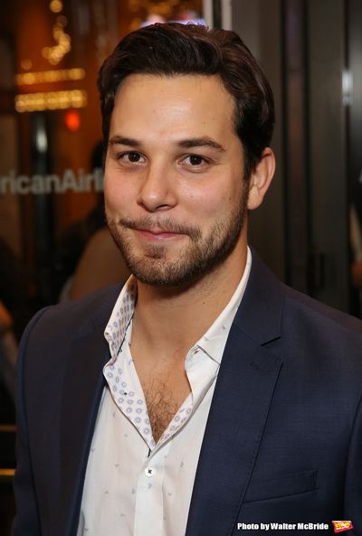 Skylar Astin Photo