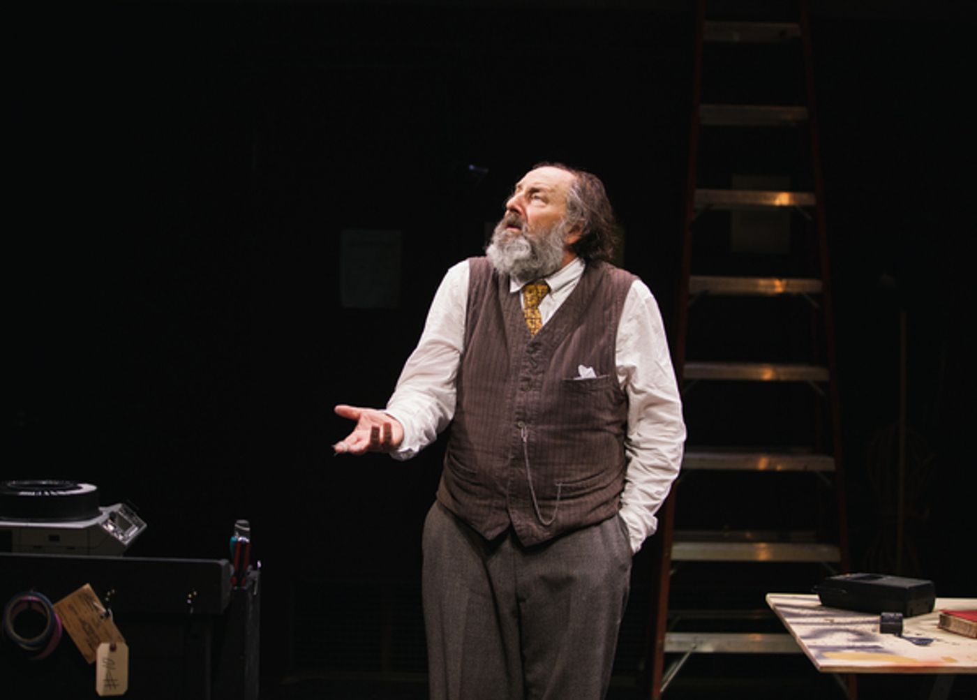 Photo Flash: First Look at Arye Gross in UNDERNEATH THE LINTEL at the Geffen  Image