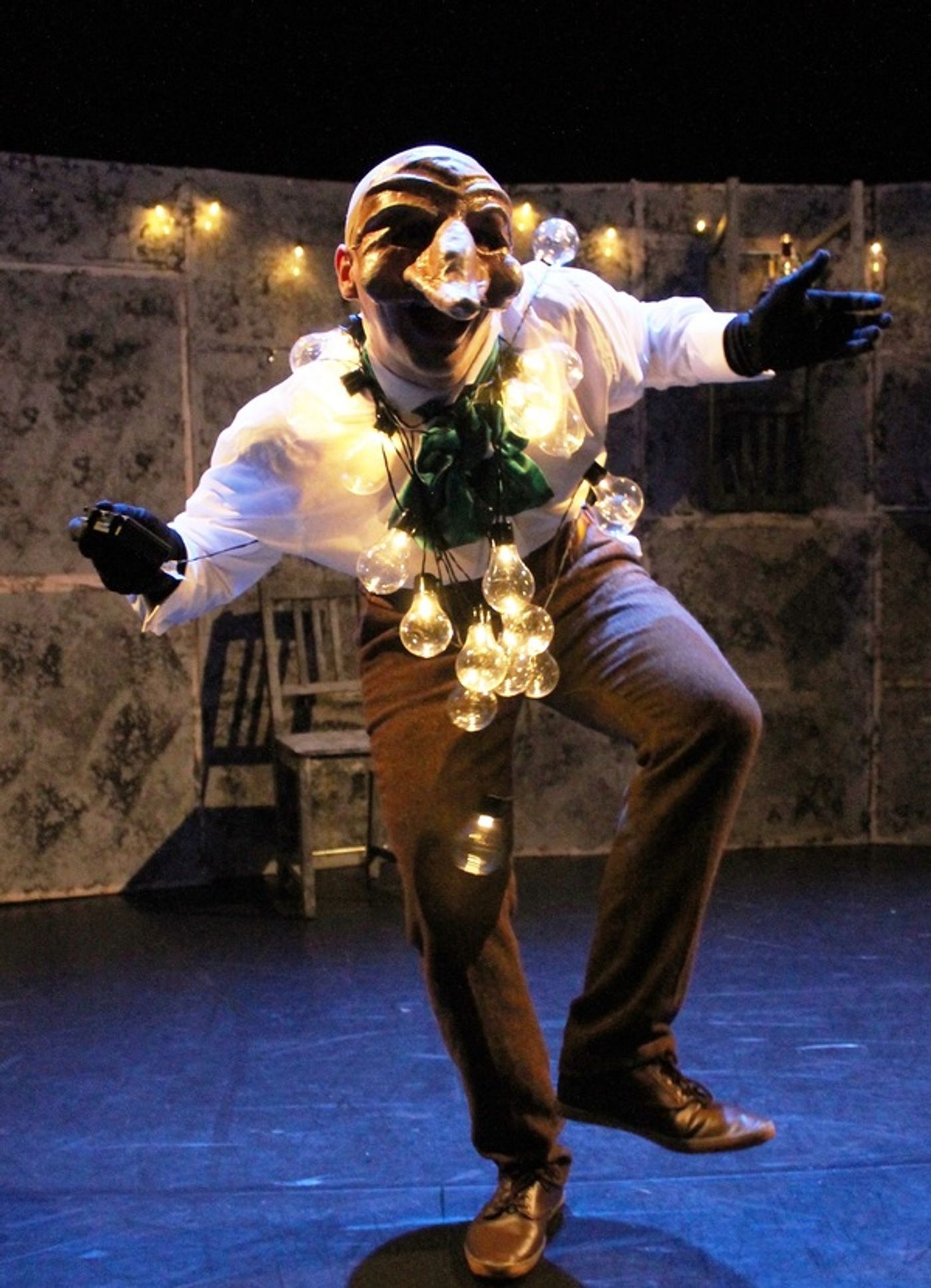 Photo Flash: Theatrical Niche Brings its Signature High-Energy, Physical Theatre to Oscar Wilde's LADY WINDERMERE'S FAN  Image