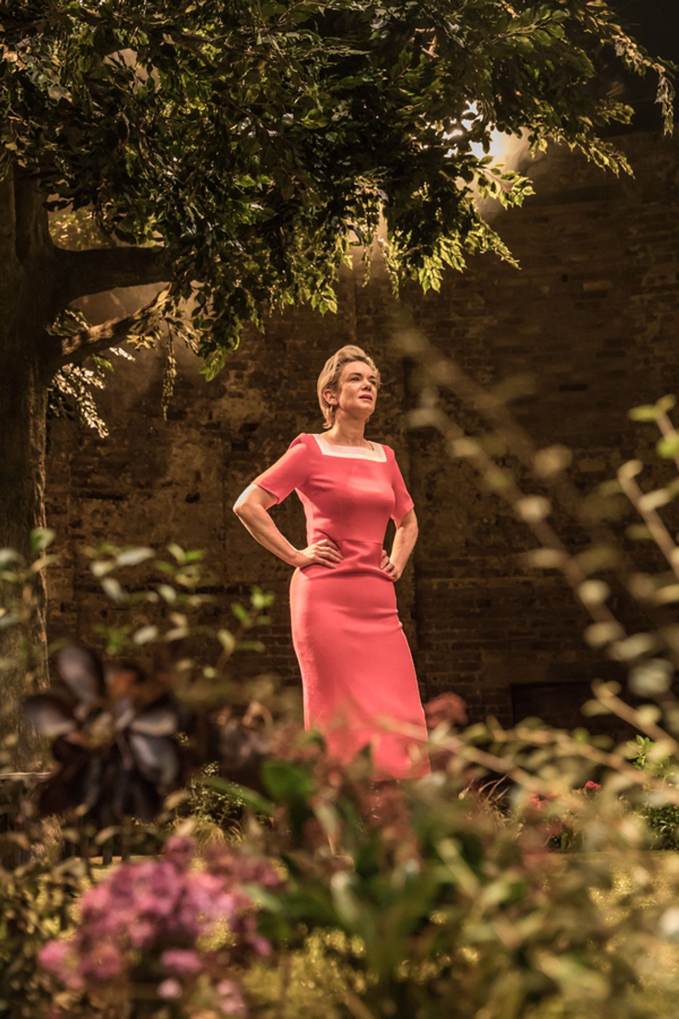 Photo Flash: First Look at Victoria Hamilton and Cast of ALBION at Almeida Theatre  Image