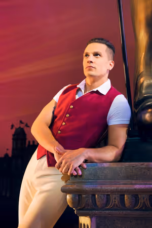Aaron Sidwell Photo