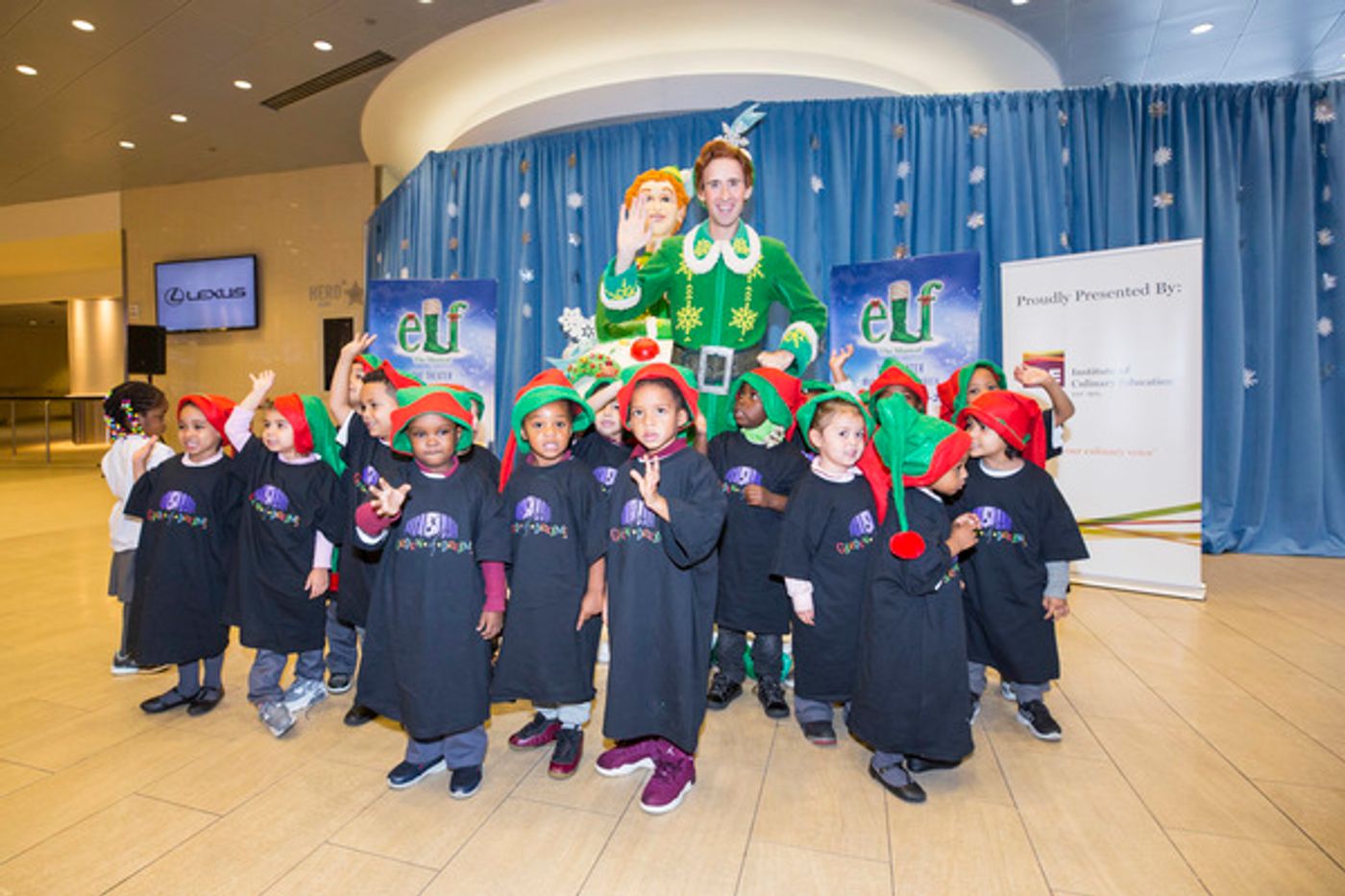Photo Flash: ELF THE MUSICAL's 'Buddy' Unveils Biggest Rice Krispies Treat in NYC at Madison Square Garden  Image