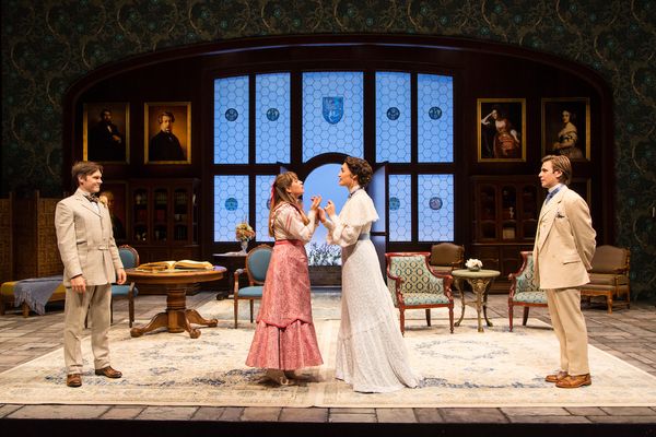 Sam Lilja (Algernon Moncrieff), Liesel Allen Yeager (Cecily Cardew), Rosa Gilmore (Gw Photo