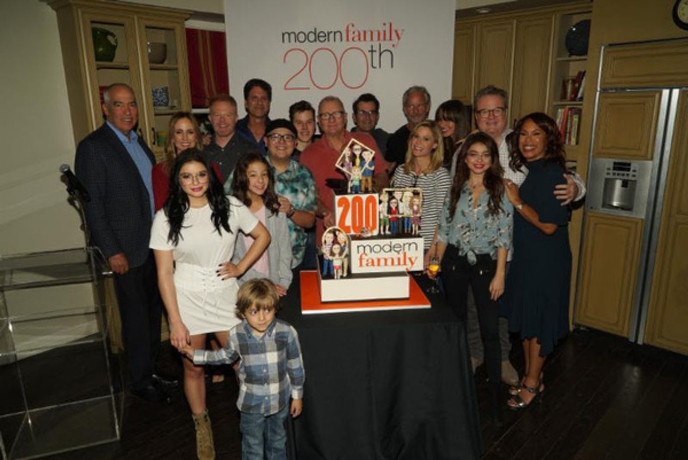 Photo Flash: MODERN FAMILY Cast Celebrates Iconic 200th Episode  Image