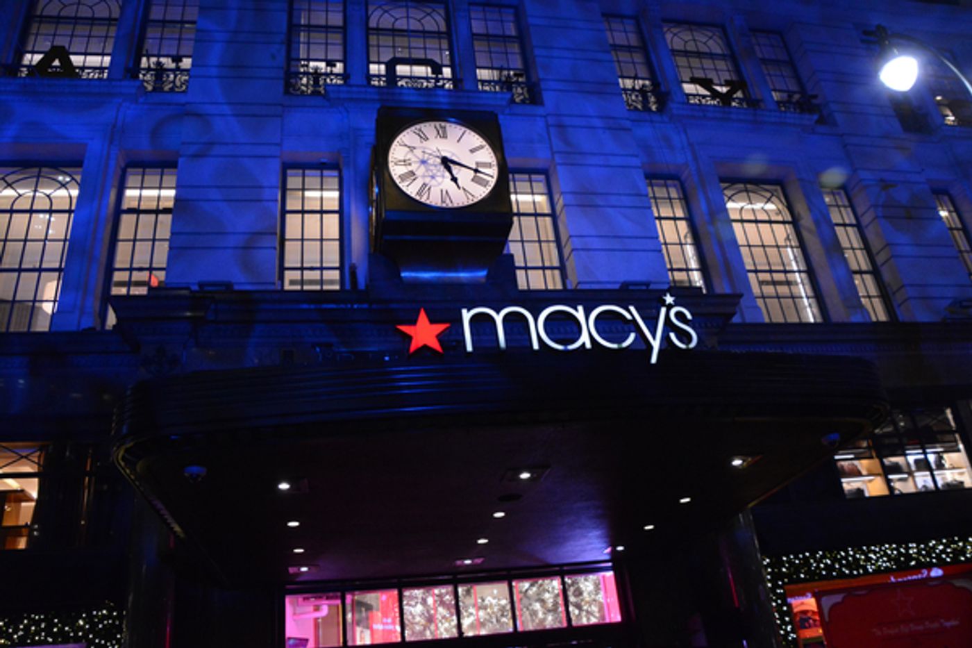 Photo Coverage: The Holidays Are Here! Macy's Unveils Iconic 2017 Windows Displays Photo Coverage: The Holidays Are Here! Macy's Unveils Iconic 2017 Windows Displays Image