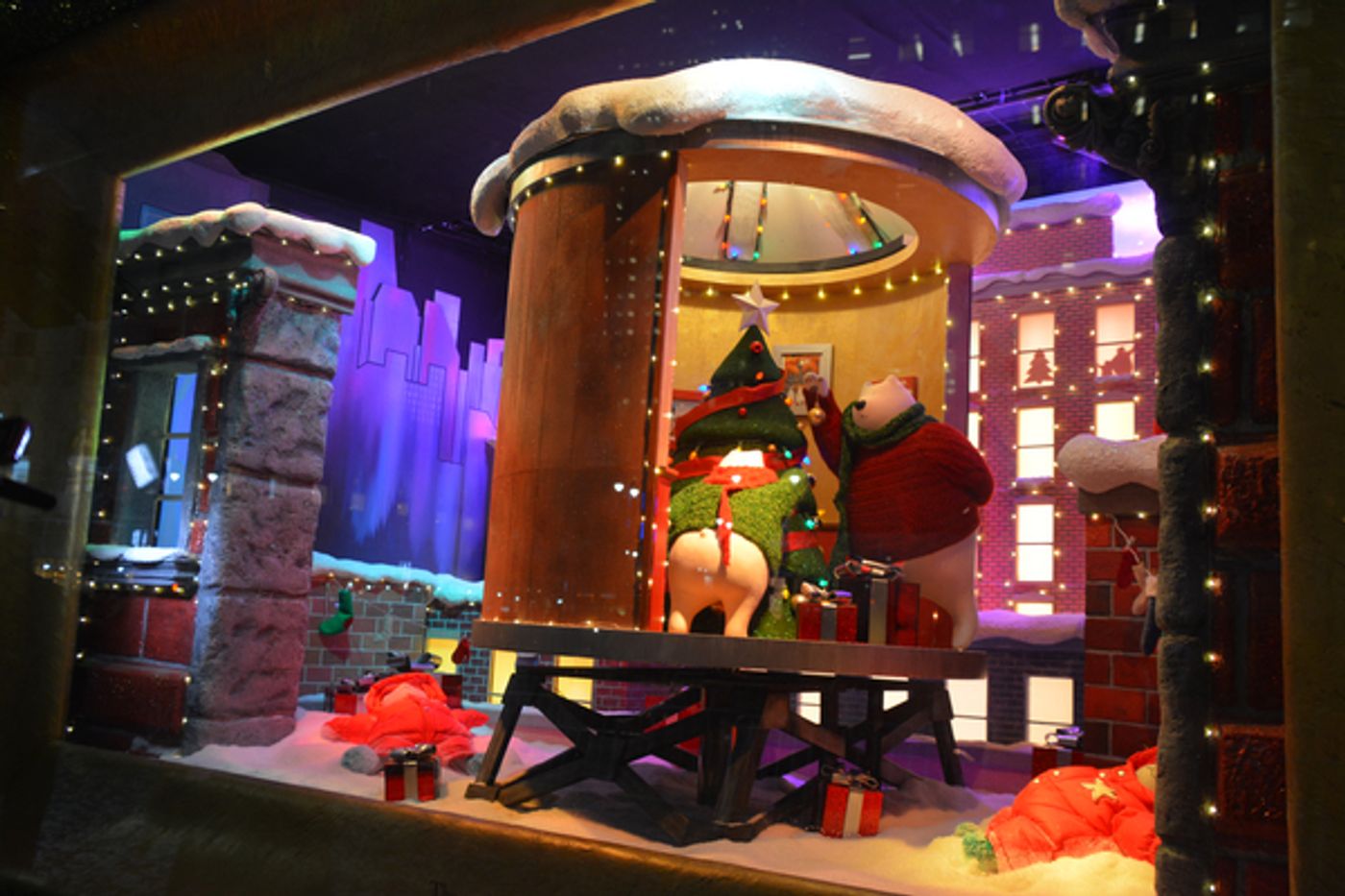 Photo Coverage: The Holidays Are Here! Macy's Unveils Iconic 2017 Windows Displays Photo Coverage: The Holidays Are Here! Macy's Unveils Iconic 2017 Windows Displays Image
