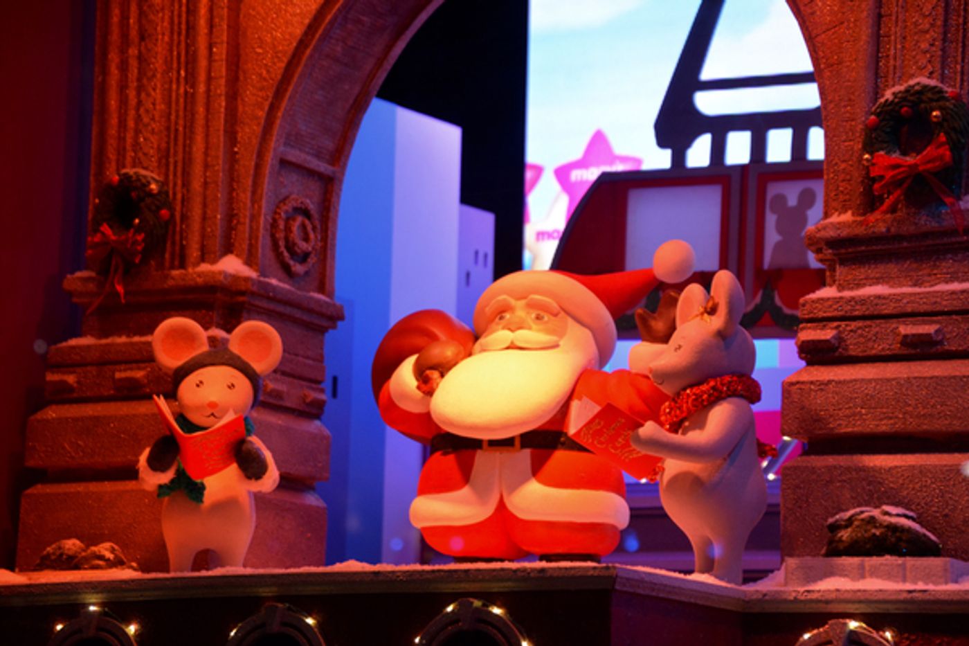 Photo Coverage: The Holidays Are Here! Macy's Unveils Iconic 2017 Windows Displays Photo Coverage: The Holidays Are Here! Macy's Unveils Iconic 2017 Windows Displays Image