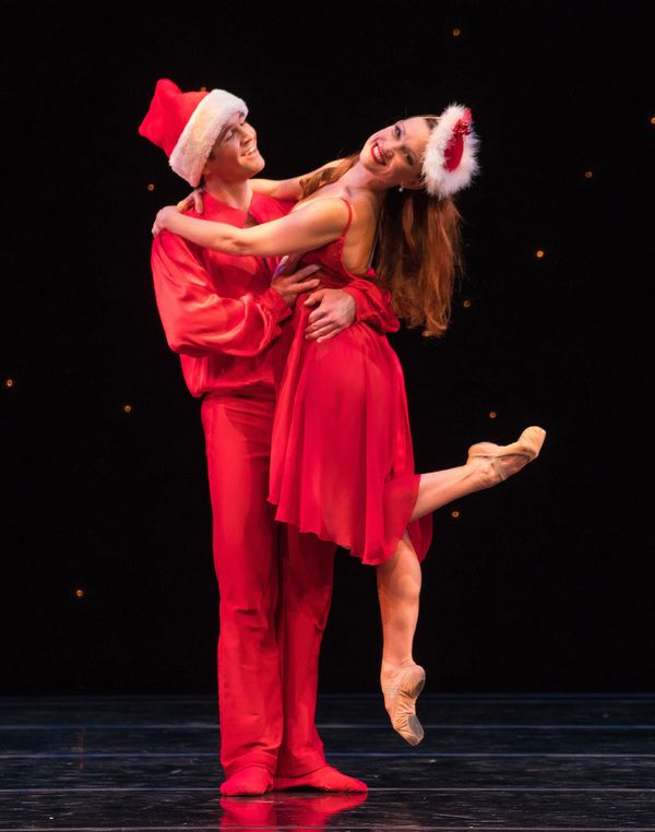 Smuin dancers Jonathan Powell and Erin Yarbrough-Powell
appear in White Christmas, ch Photo