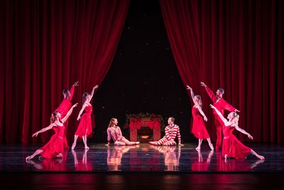 Smuin dancers Terez Dean and Mengjun Chen with the Company enjoy chestnuts roasting o Photo