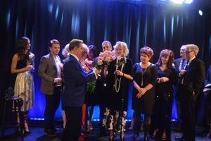 Christine Ebersole and the cast Photo