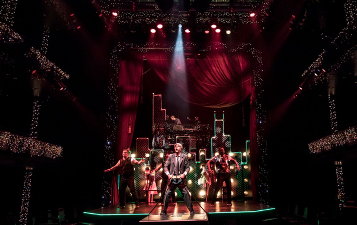 Photo Flash: Q BROTHERS CHRISTMAS Begins Tonight At Chicago Shakespeare  Image