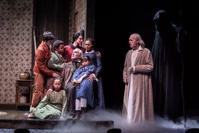 Aaron Stone (Peter Cratchit), Kei (Kei Cratchit), Andrea Crisp (Belinda Cratchit), Mi Photo