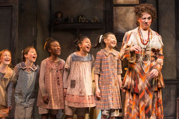 Sloane Wolfe (Kate), Eve Johnson (Tessie), Michelle Henderson (Duffy), Gabby Beredo ( Photo