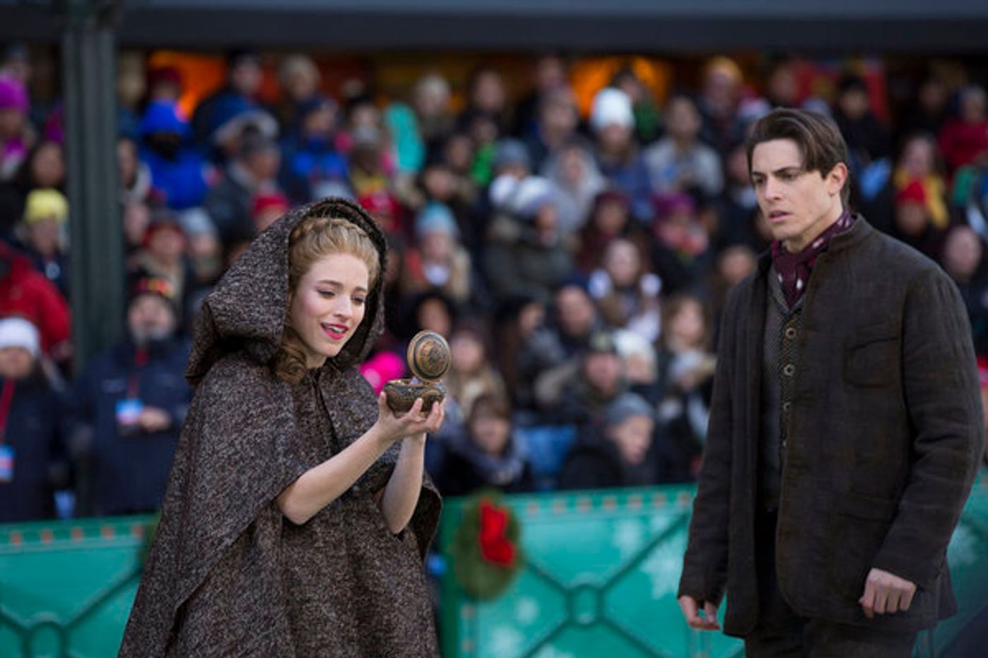 Photo Flash: Leslie Odom Jr, Broadway Casts Perform on MACY'S THANKSGIVING DAY PARADE  Image