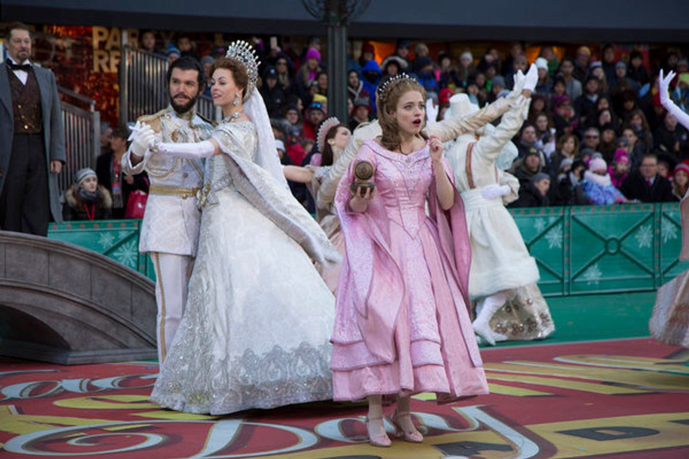 Photo Flash: Leslie Odom Jr, Broadway Casts Perform on MACY'S THANKSGIVING DAY PARADE  Image