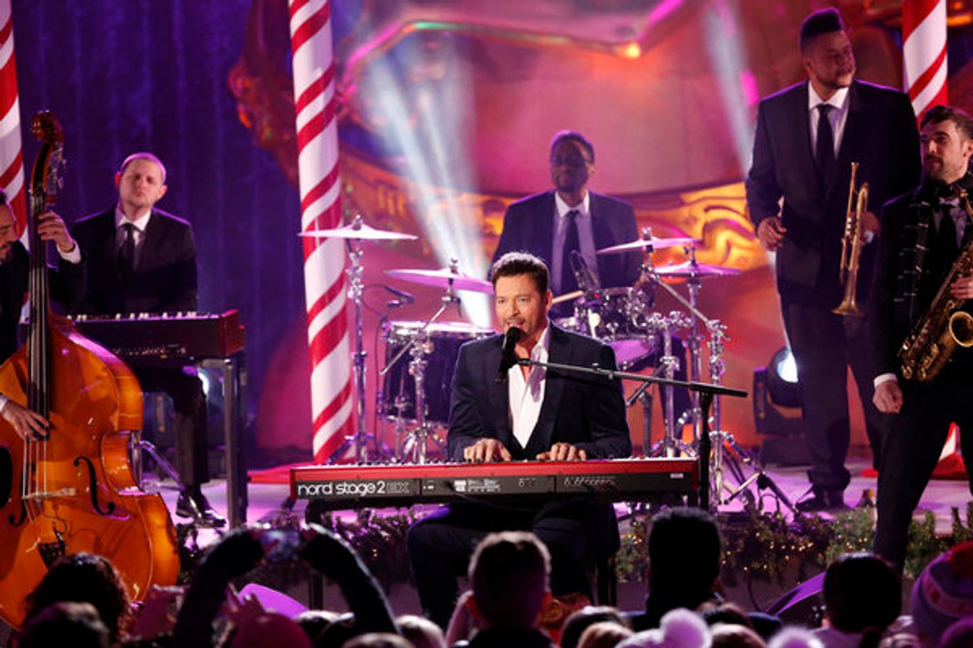 Photo Flash: Leslie Odom Jr. & More Perform on CHRISTMAS IN ROCKEFELLER CENTER  Image