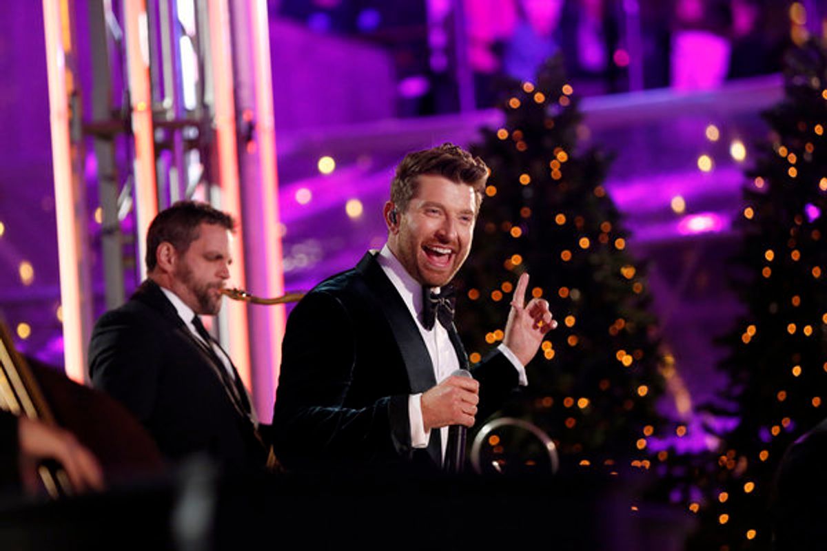 CHRISTMAS IN ROCKEFELLER CENTER -- Pictured: Brett Eldredge performs during the 2017 Christmas In Rockefeller Center  -- (Photo by: Eric Liebowitz/NBC) at 