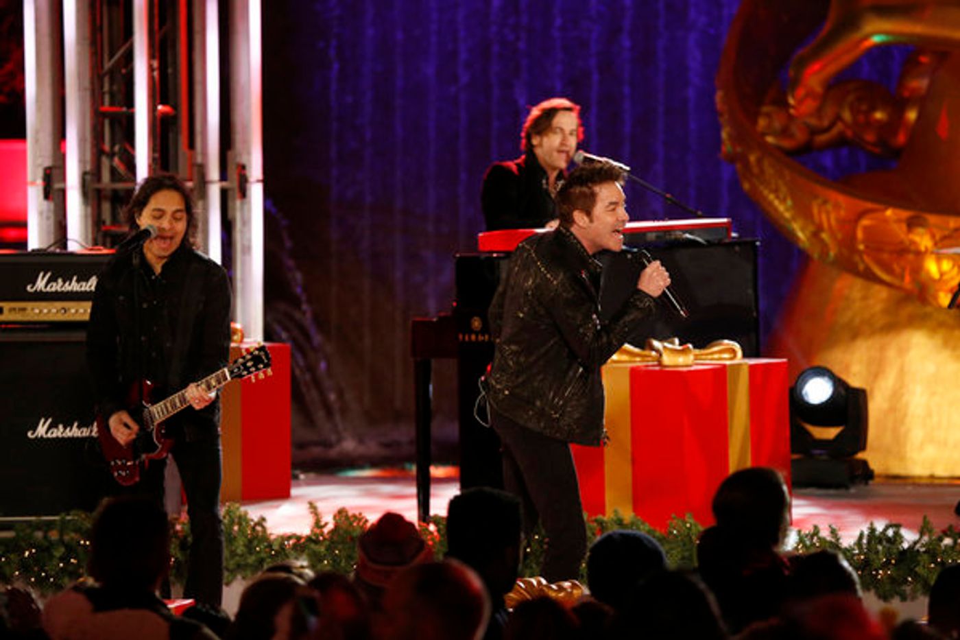 Photo Flash: Leslie Odom Jr. & More Perform on CHRISTMAS IN ROCKEFELLER CENTER  Image