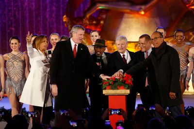 CHRISTMAS IN ROCKEFELLER CENTER -- Pictured: (l-r) Hoda Kotb, Mayor Bill de Blasio, A Photo