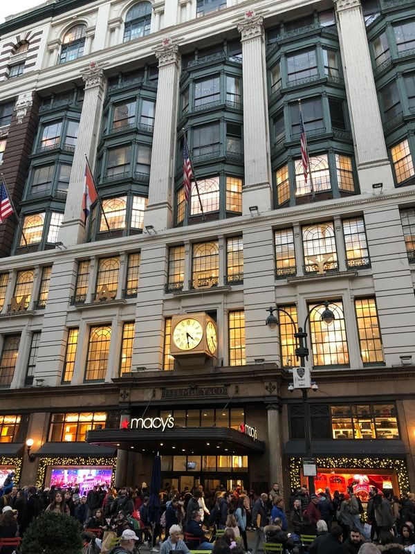 Photo Flash: Stage Couple Jarrod Spector and Kelli Barrett Carol for Broadway's Babies at Macy's  Image