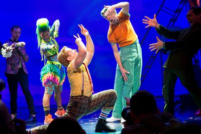 Ethan Slater, Gavin Lee and the cast of SPONGEBOB SQUAREPANT Photo