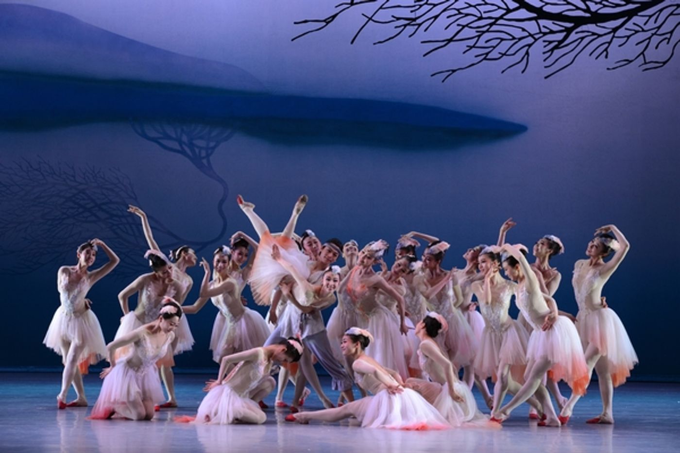 Photo Flash: First Look at Shanghai Dance Theatre's SOARING WINGS, Coming to Lincoln Center This Winter  Image