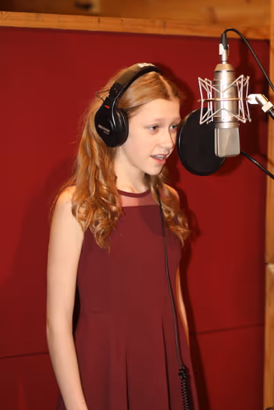 Clara Young Photo