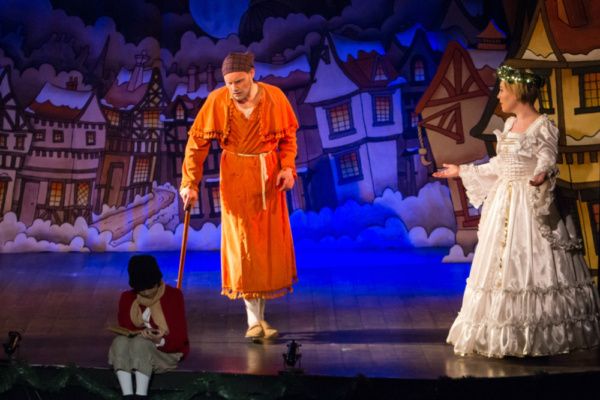 Scrooge (Eric Fletcher) gazes at his younger self with the assistance of the Ghost of Photo