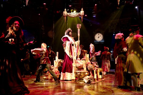 Peter S. Adams (The Ghost of Christmas Present) and the cast of A CHRISTMAS CAROL Photo