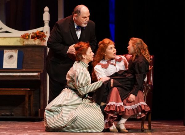 Grandpa (George Reasoner), Anna (Alisa Mutchler Bauer), and Esther (Sarah Hodgman) te Photo