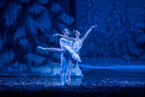 KC Ballet Dancers Angelina Sansone and Humberto Rivera Blanco. Photography: Brett Pruitt & East Market Studios.
@ BroadwayWorld KC Ballet Dancers Angelina Sansone and Humberto Rivera Blanco. Photography: Brett Pru Photo