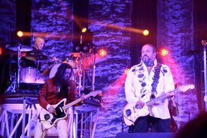 Paul Deakin, Eddie Perez and Raul Malo Photo