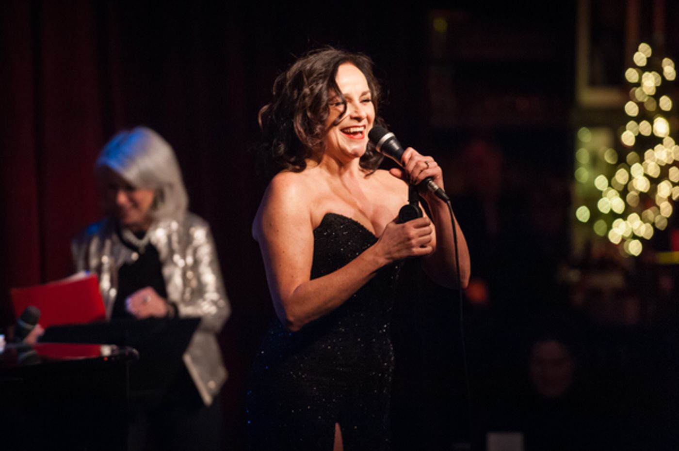 Photo Flash: Stephen Carlile, Sophia Anne Caruso, Judy Gold and More Join Jamie deRoy for Holiday Concert at Birdland  Image