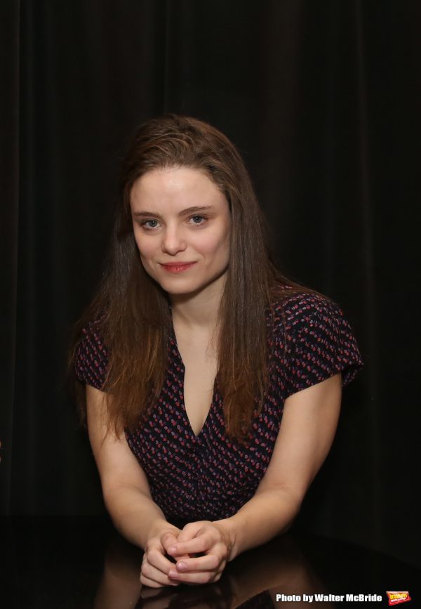 Mia Vallet Photo