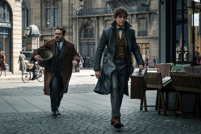 (L-R) DAN FOGLER as Jacob and EDDIE REDMAYNE as Newt in Warner Bros. Pictures' fantas Photo