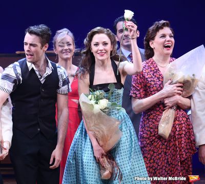 Corey Cott, Laura Osnes, Beth Leavel and cast during the Broadway Opening Night Curta Photo