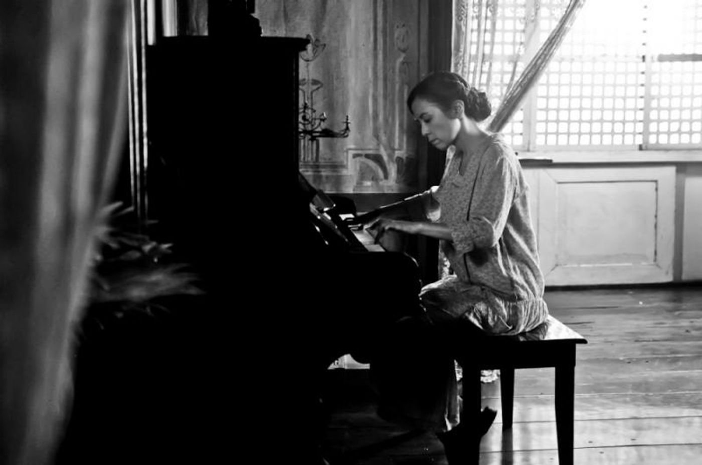 BWW Exclusive: Would Joanna and Rachel Sell Their Father's Painting in Real Life? BWW Exclusive: Would Joanna and Rachel Sell Their Father's Painting in Real Life? Image