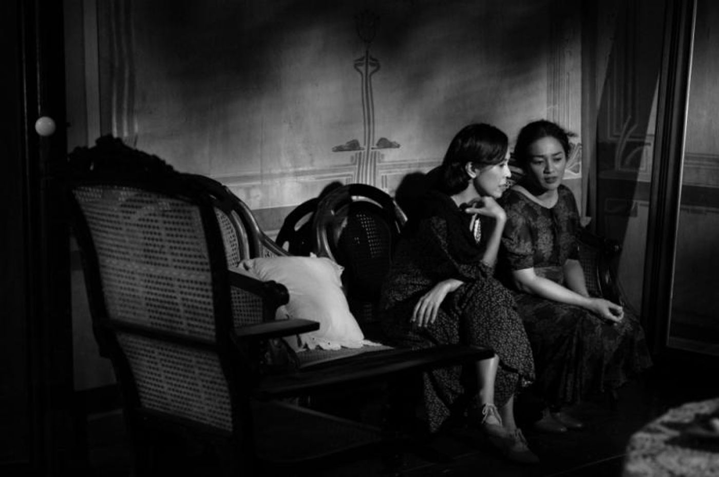 BWW Exclusive: Would Joanna and Rachel Sell Their Father's Painting in Real Life? BWW Exclusive: Would Joanna and Rachel Sell Their Father's Painting in Real Life? Image