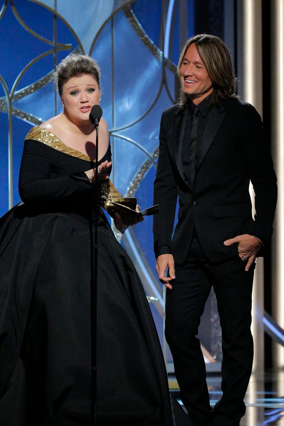 75th ANNUAL GOLDEN GLOBE AWARDS -- Pictured: (l-r) Kelly Clarkson, Keith Urban, Presenters at the 75th Annual Golden Globe Awards held at the Beverly Hilton Hotel on January 7, 2018 -- (Photo by: Paul Drinkwater/NBC) at 