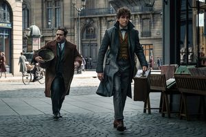 (L-R) DAN FOGLER as Jacob Kowalski and EDDIE REDMAYNE as Newt Scamander in Warner Bros. Pictures' fantasy adventure "FANTASTIC BEASTS: THE CRIMES OF GRINDELWALD," a Warner Bros. Pictures release.
Photo by Jaap Buitendijk @ BroadwayWorld (L-R) DAN FOGLER as Jacob Kowalski and EDDIE REDMAYNE as Newt Scamander in Warner Bro Photo