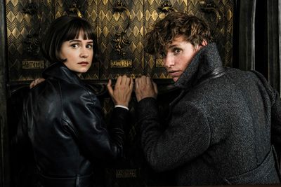 (L-R) KATHERINE WATERSTON as Tina Goldstein and EDDIE REDMAYNE as Newt Scamander in W Photo