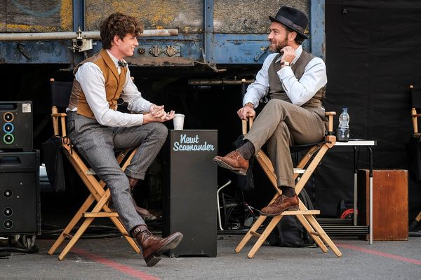 (L-R) JUDE LAW and EDDIE REDMAYNE behind the scenes on Warner Bros. Pictures' fantasy Photo