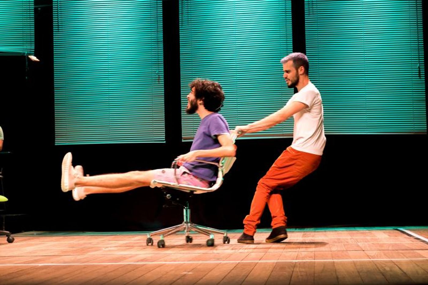 Review:  NOME DO ESPETACULO, title of the show, Should Be Nine People's Favorite Thing  Image