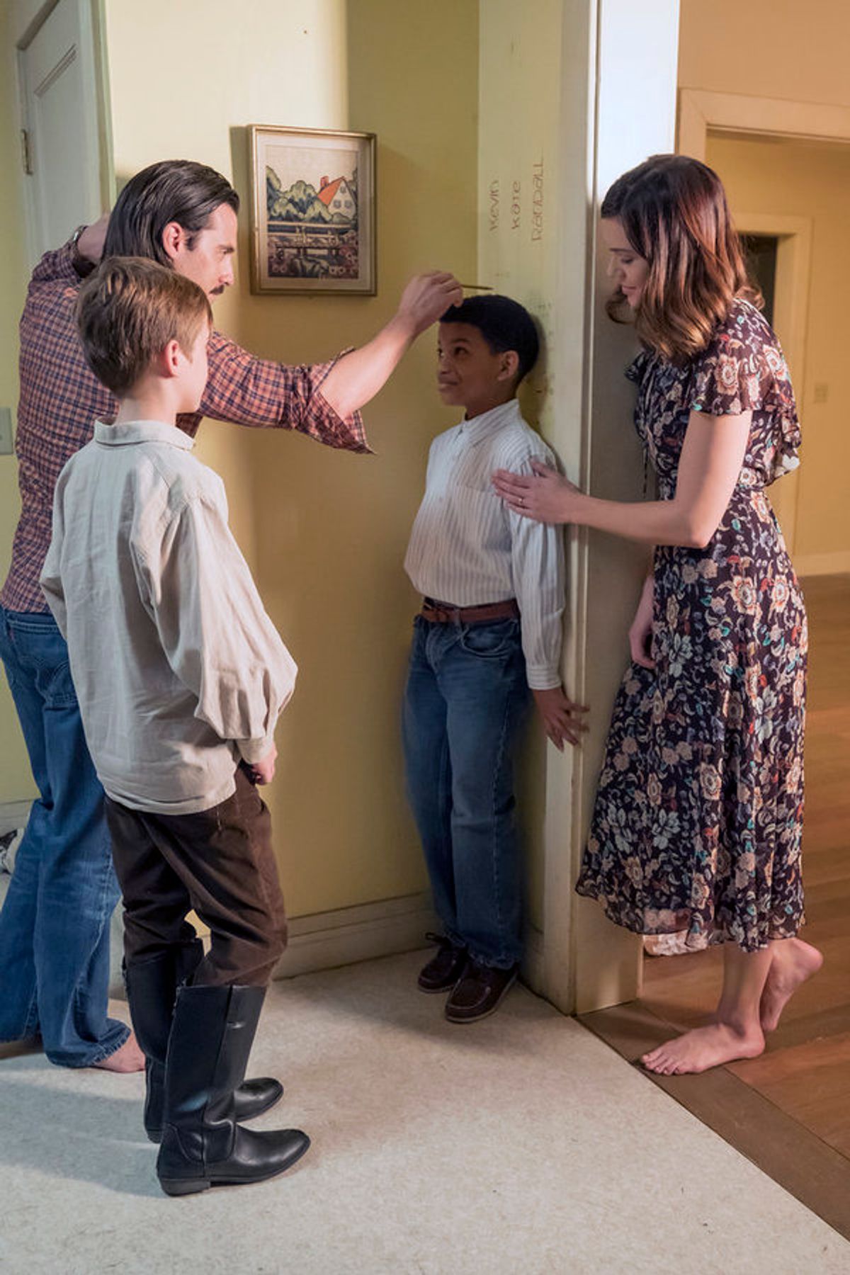 THIS IS US -- 'That'll Be The Day' Episode 213 -- Pictured: (l-r) Parker Bates as Kevin, Milo Ventimiglia as Jack, Lonnie Chavis as Randall, Mandy Moore as Rebecca -- (Photo by: Ron Batzdorff/NBC) at 